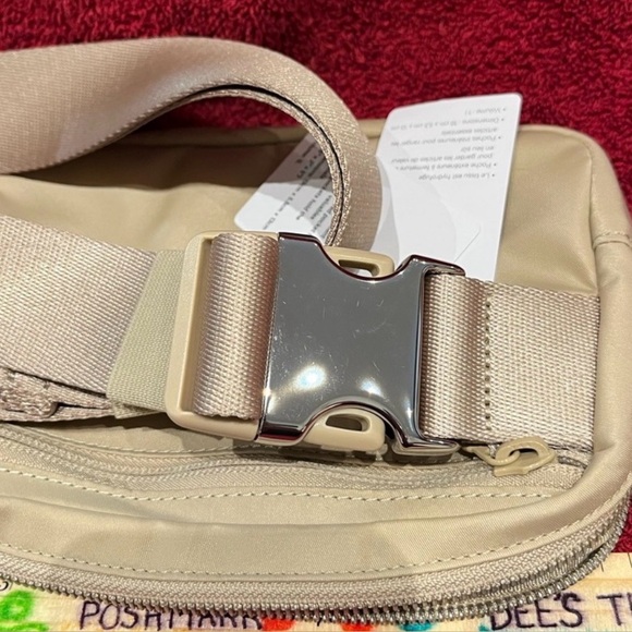 NWT Lululemon Everywhere Unisex Belt Bag Beige/White - Picture 4 of 12